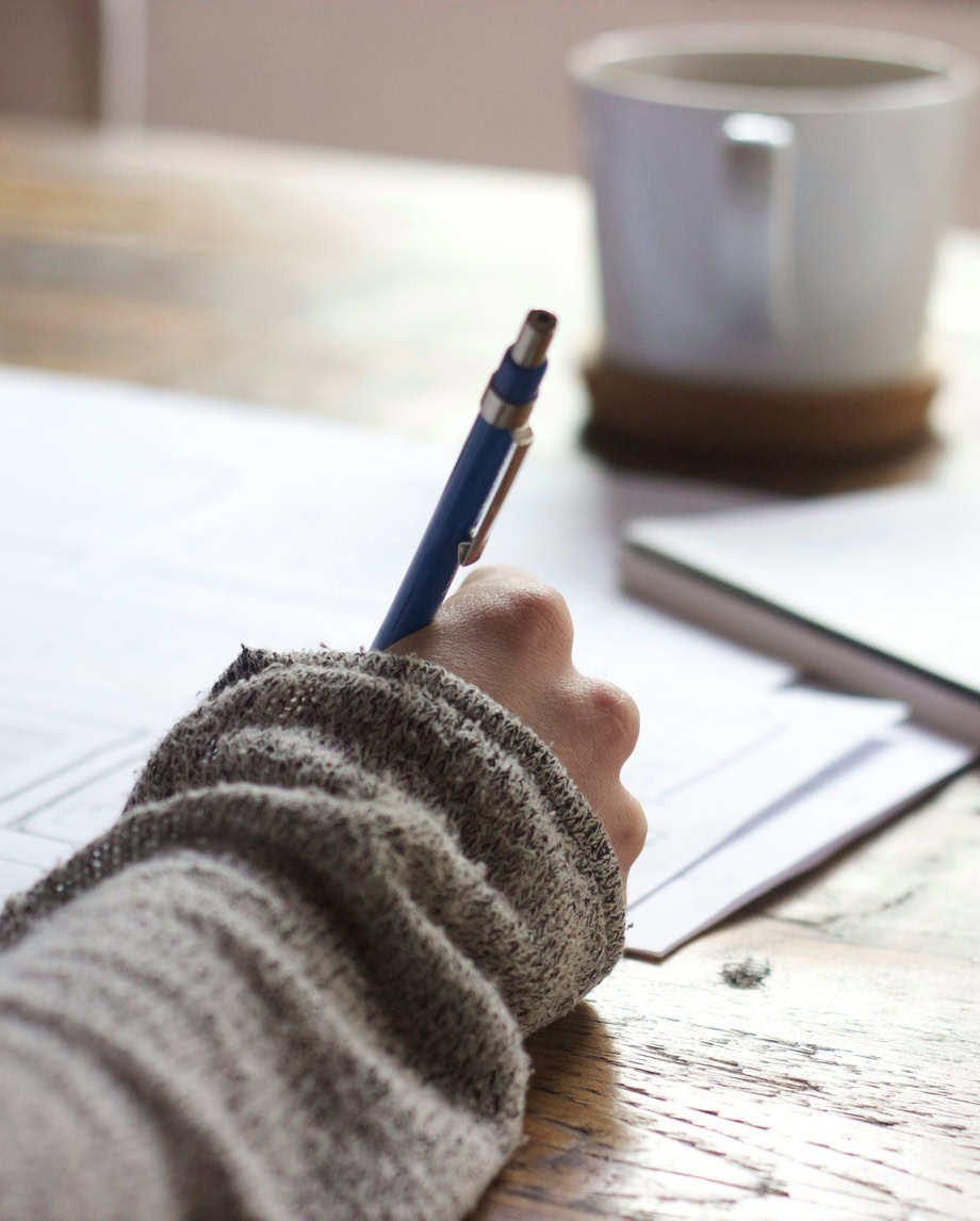 Frau erstellt Lebenslauf